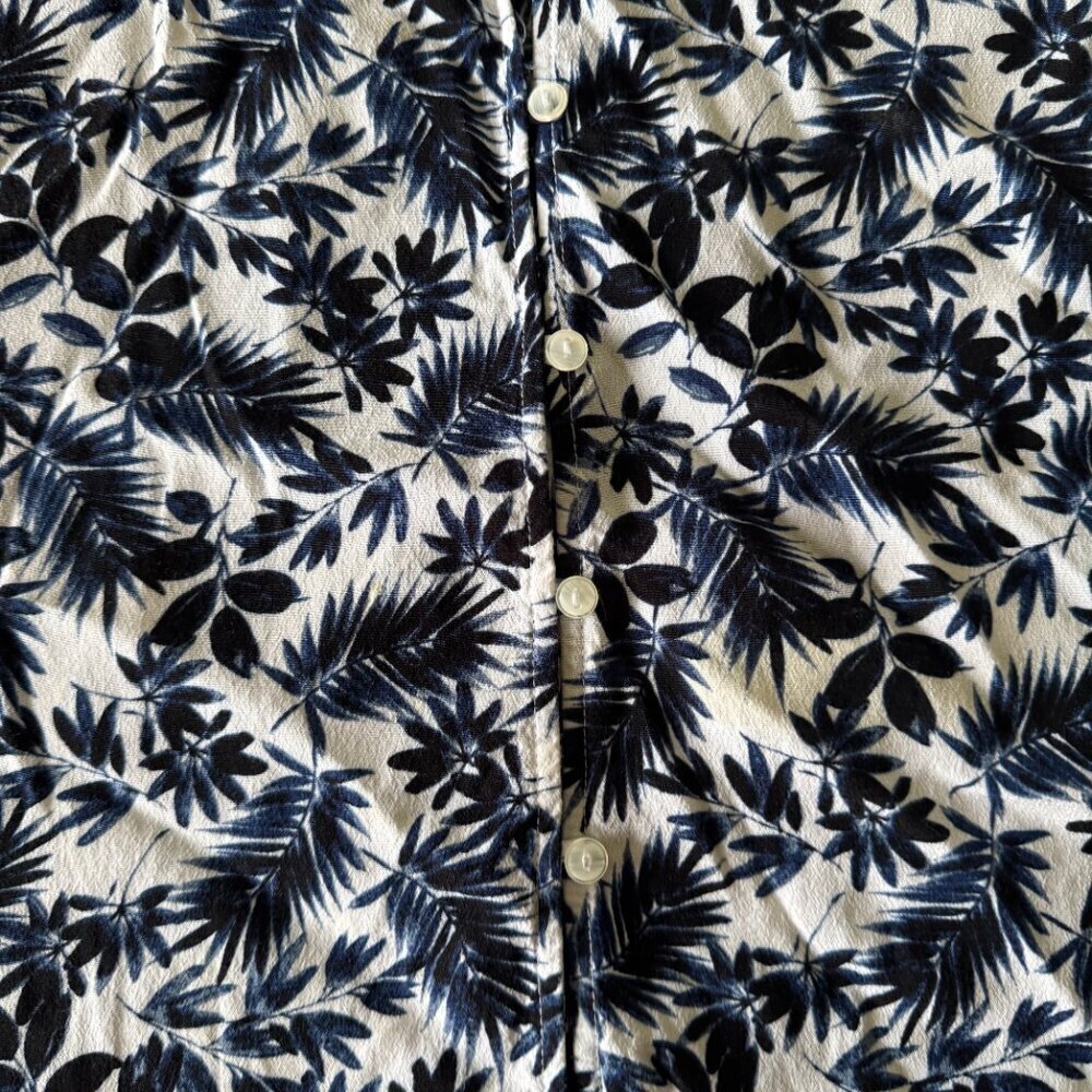 🔥 4 for $20 DEAL 🔥Liz Claiborne Blue Leaf Print Sleeveless Button M - Picture 4 of 7